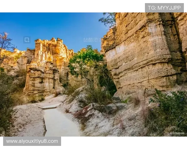 元谋耐力赛ADV组车手穿越土林地质奇观，机车巡游成移动风景线