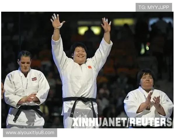 世界柔道锦标赛日本选手一本胜，家乡道馆升起国旗